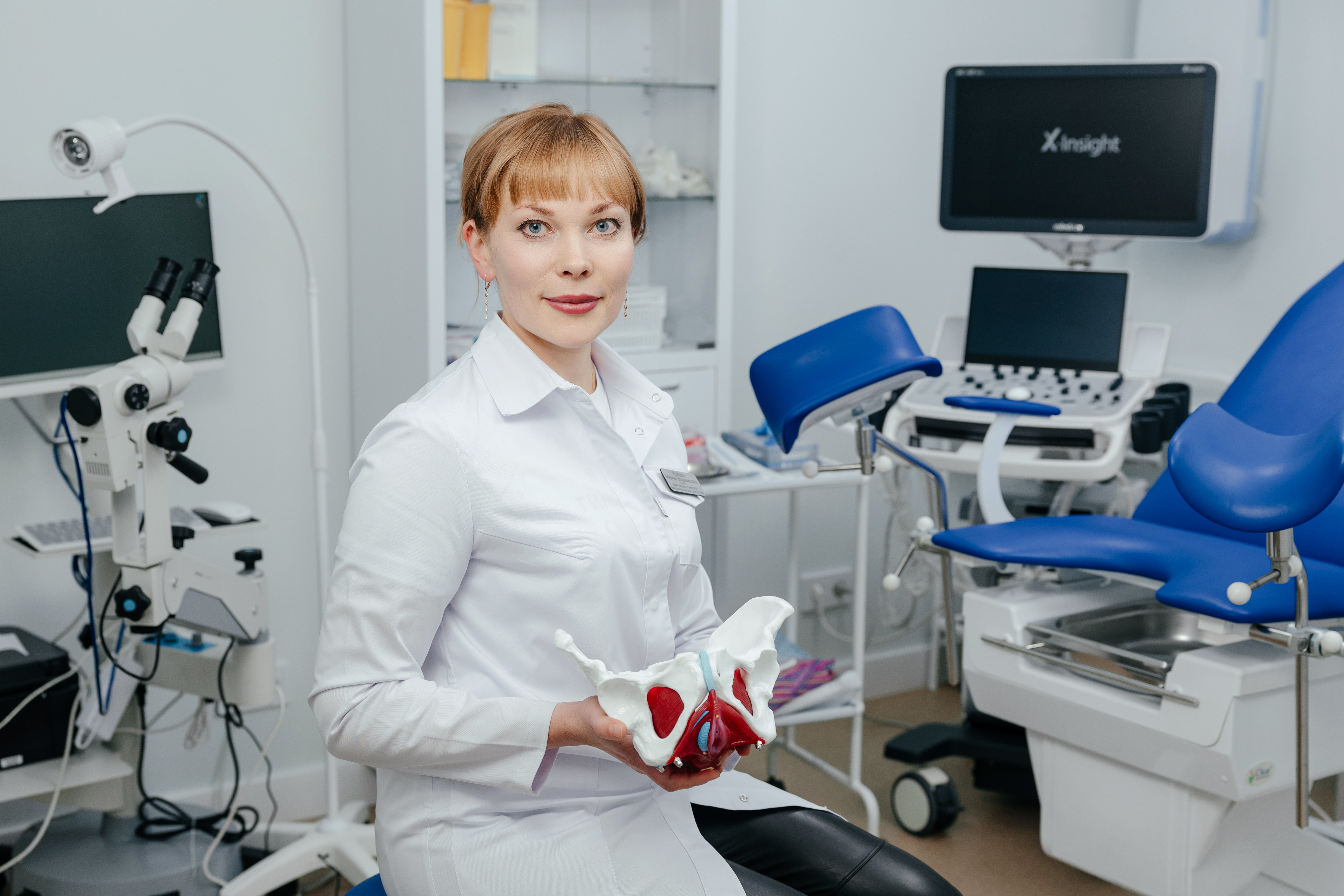 Марина Коваль с анатомической моделью в кабинете